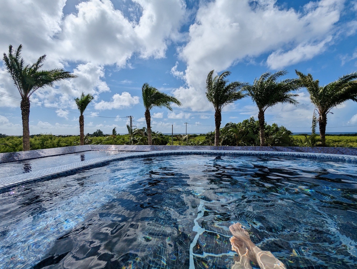 「インフィニティープール」横のジャクジーから