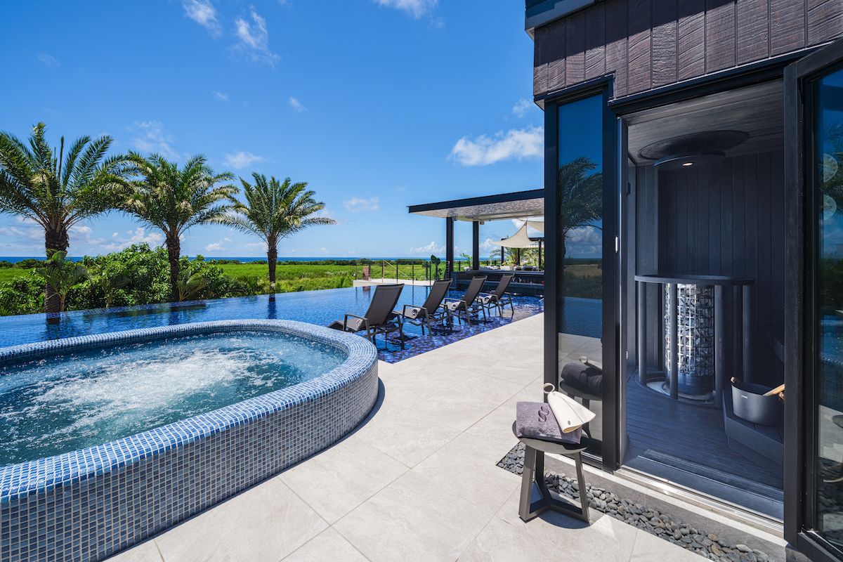 写真右が2F「スカイビューサウナ」