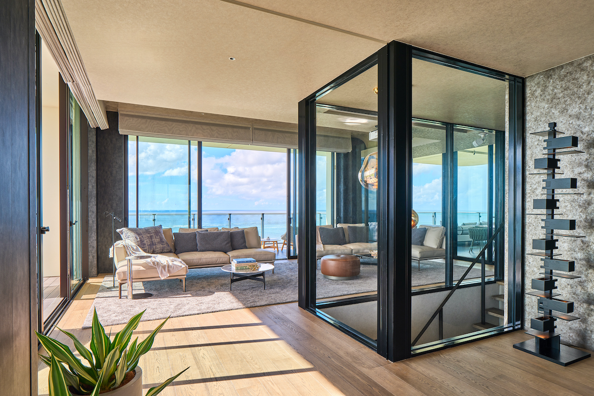 「ザ・セブンペントハウス」（1泊1室50万〜／450㎡・定員8名　※居室 288㎡＋バルコニー 162㎡・）