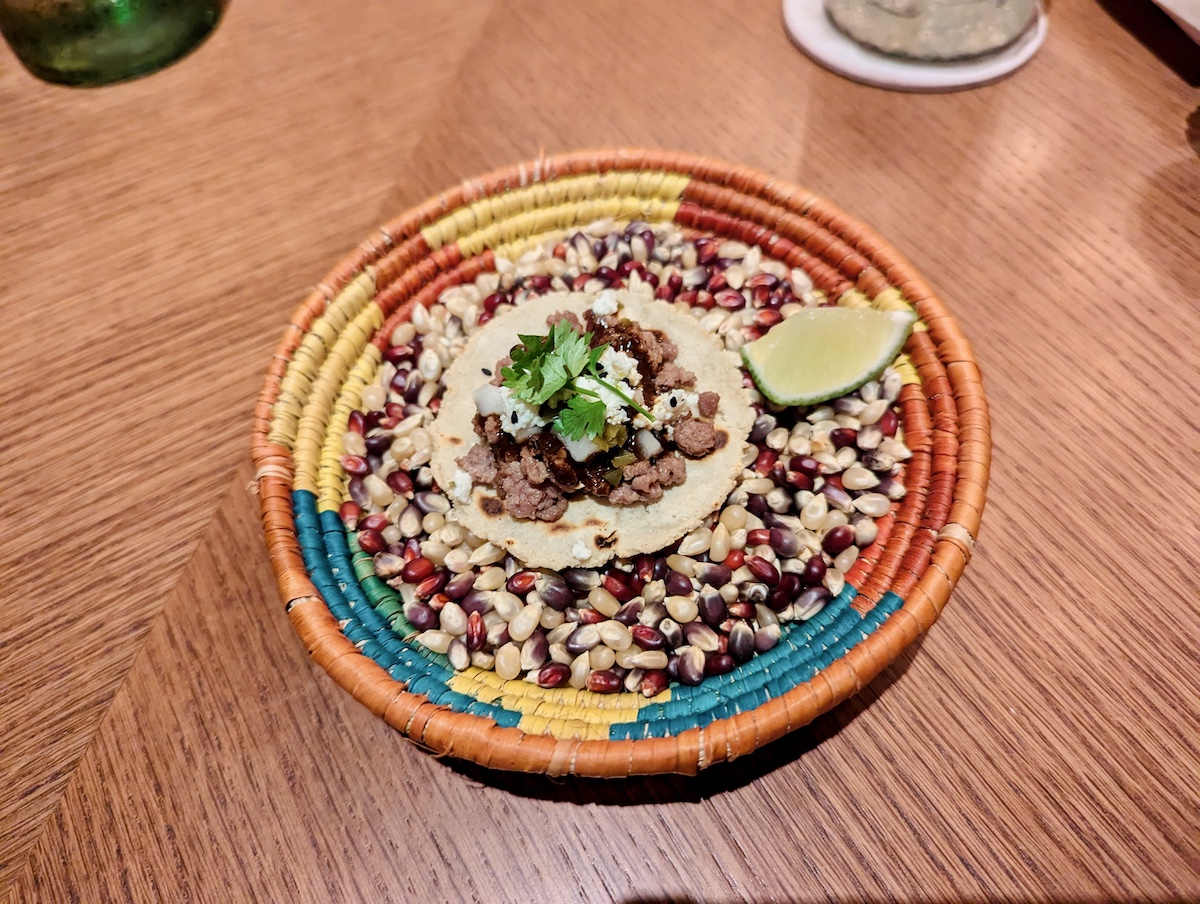 「山羊肉と自家製モレソースのタコス（2ピース）」単品1280円