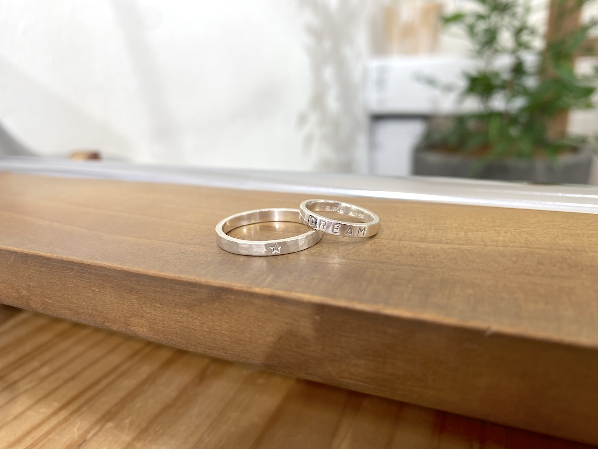 写真左「つち目加工、つや消し加工あり」、写真右「加工なし」