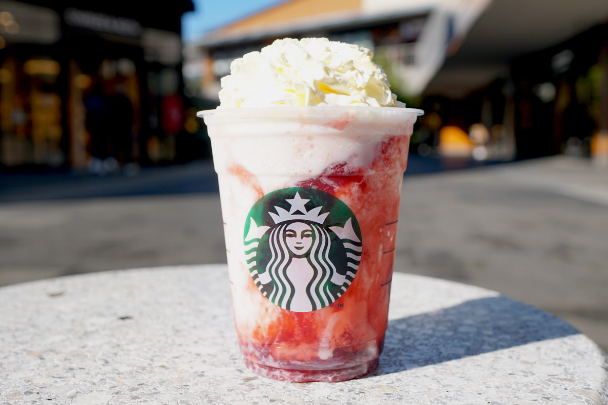 「メリーベリー ストロベリー フラペチーノ®」Tallサイズのみ 687円(持ち帰り)、700円(店内利用)