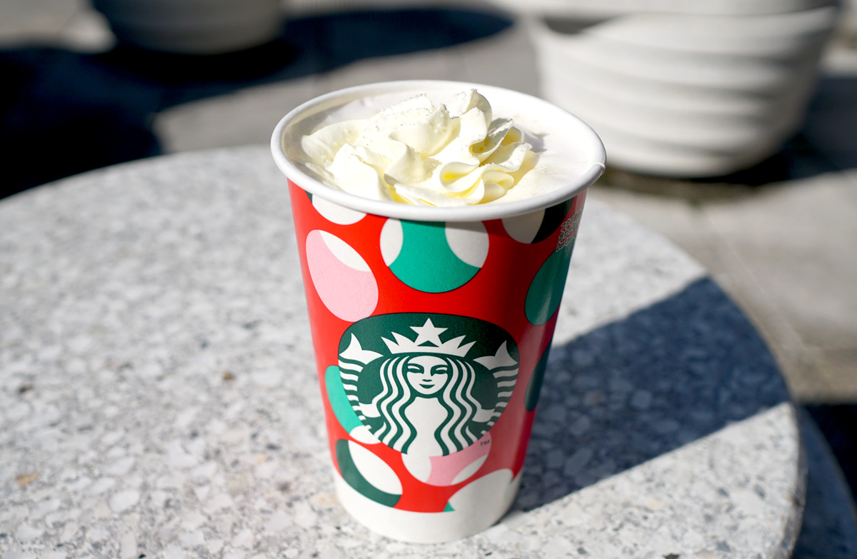 「メリーベリー ストロベリー ミルク」(Hot / Iced)Short 550円 、Tall 589円、Grande 633円、Venti® 678円(持ち帰り)、 Short 561円 、Tall 600円 、Grande 645円 、Venti® 690円(店内利用)
※ストロベリー果肉・果汁5%未満