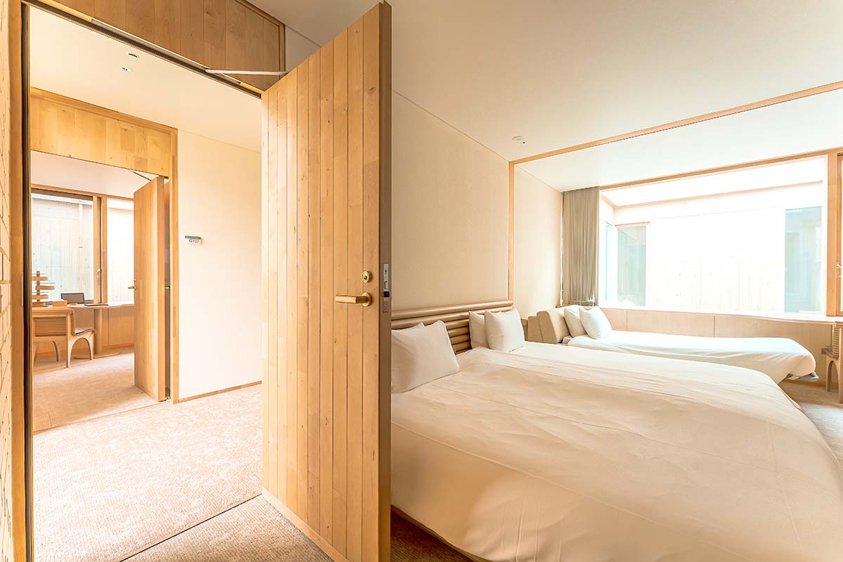 2つの寝室がプライベートエリアの廊下でつながる、コネクティングルーム