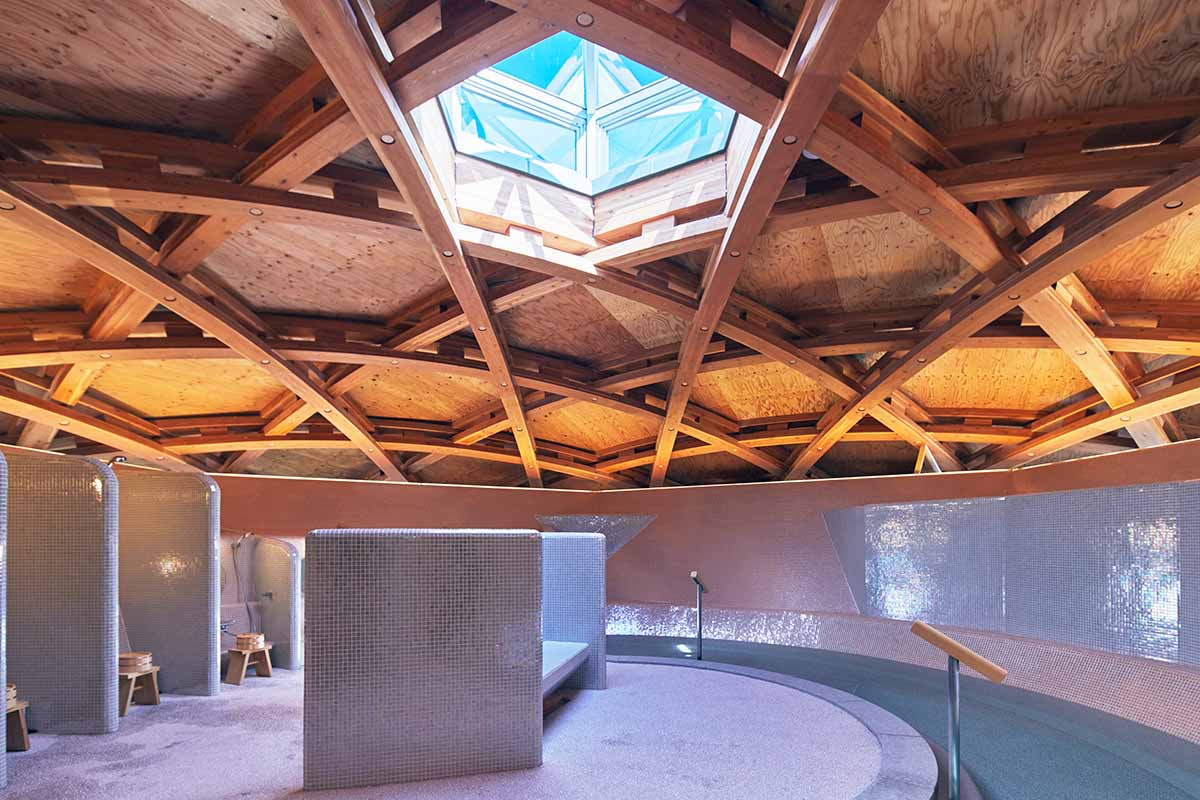 桃色のタイルが印象的な「朱鷺色の湯」。坂氏のデザインに色が用いられるのは珍しく、どこか懐かしさを感じさせる。六角形の天窓もおしゃれ