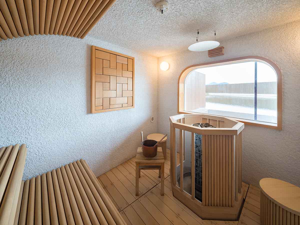 「月白の湯」のサウナでは、紙管を模した木製ベンチでじっくり汗を流せる