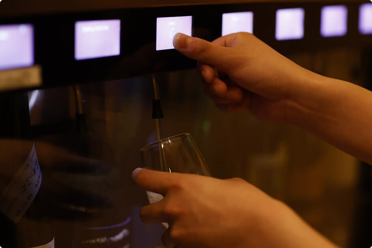 サーバーは、フロントやSAKE BARでプリペイドカードを購入して利用（2杯1000円〜）