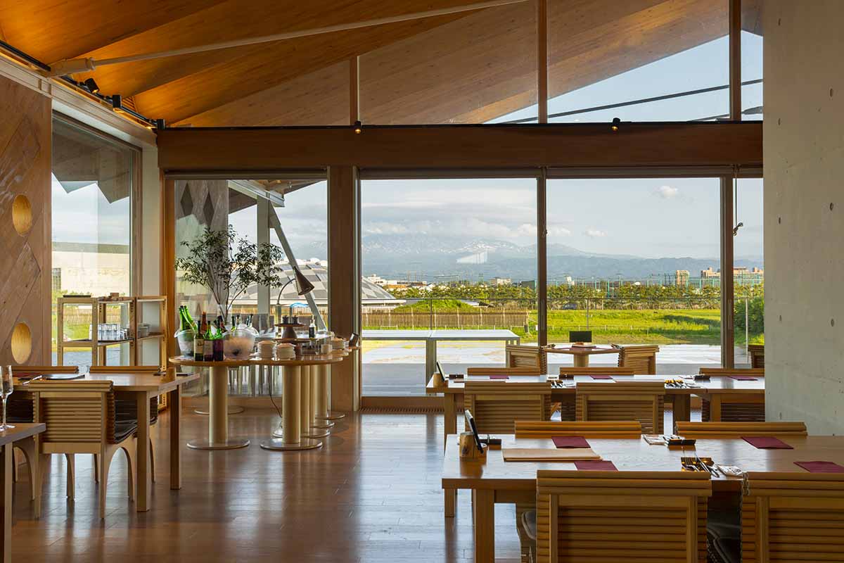 ランチとカフェは予約不要で利用できる。眺望抜群のテラス席なら、プチ贅沢な時間が過ごせそう