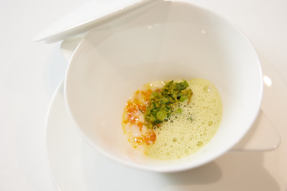 「クレソンとピスタチオ、半熟卵のサラダ」