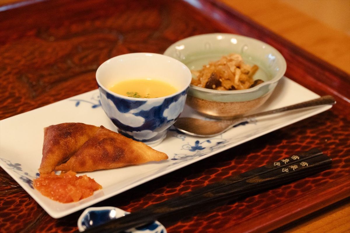 「精進朝ごはんコース」一部メニュー（野菜のサモサ、バターナッツのスープ、切り干し大根の和え物 ※取材時）