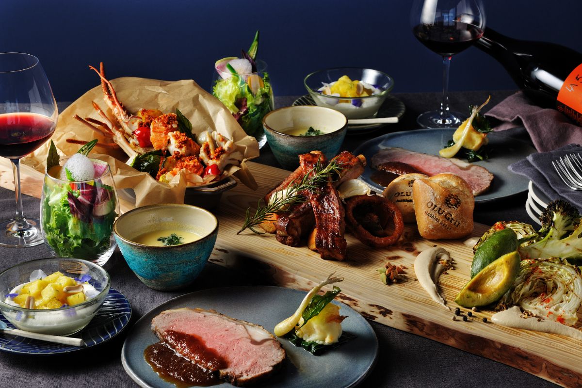 ローストビーフ、イセエビのガーリックシュリンプ、スペアリブ、野菜のロースト、サラダ、スープ、ジーマミーのブランマンジェ