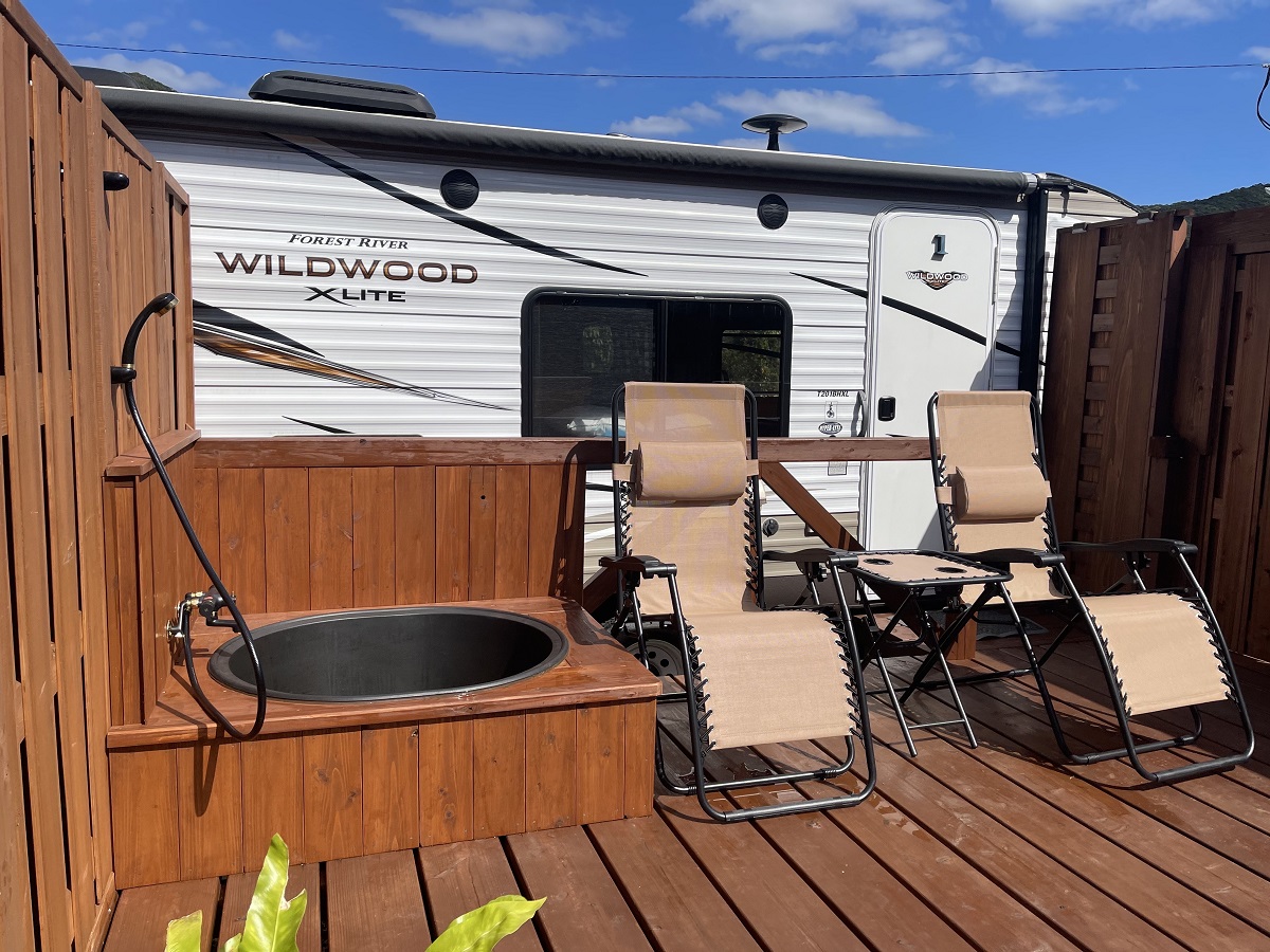 各部屋のウッドデッキにある五右衛門風呂は、滞在中いつでも利用可能です