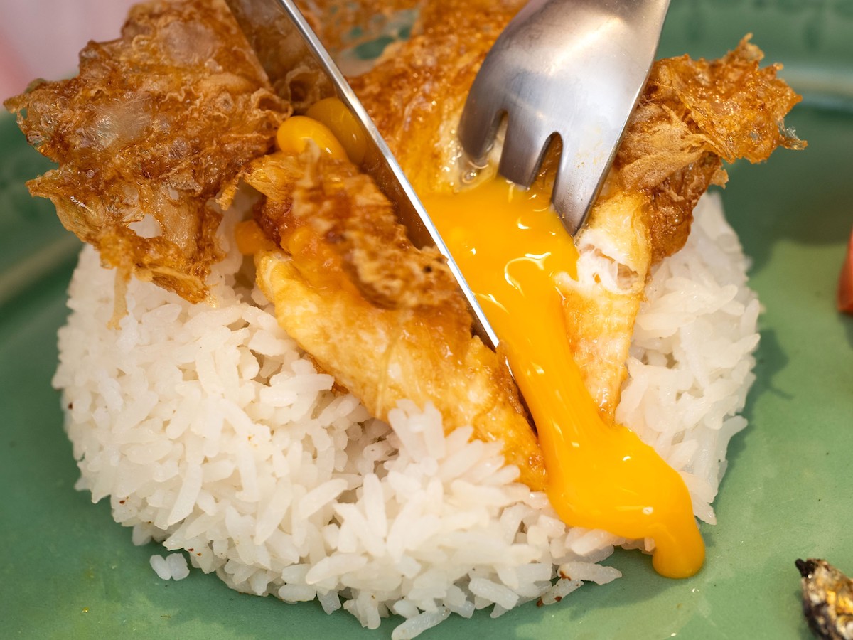 ココナッツライスには半熟卵をたっぷり絡めて召し上がれ　