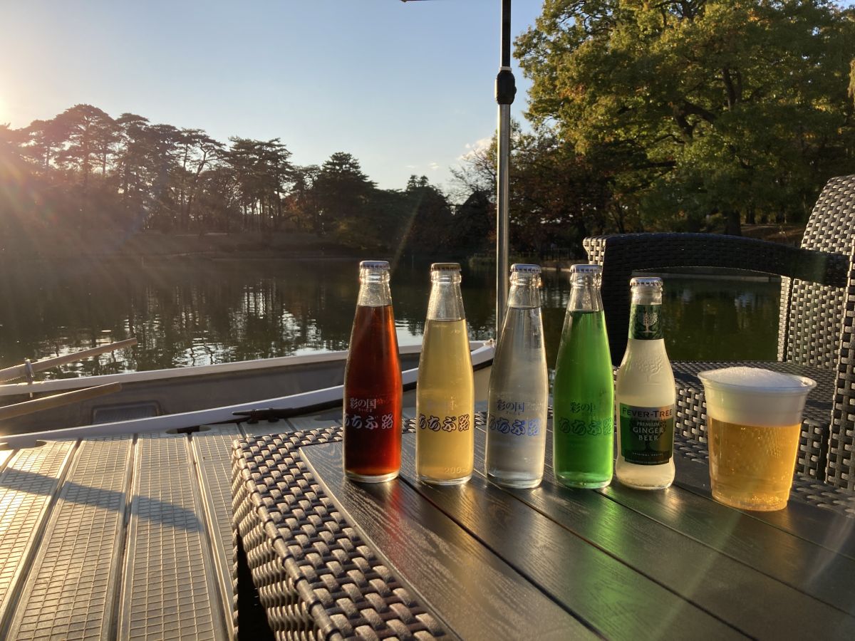 （左から）TODAコーラ、韃靼そば茶、サイダー、メロンサイダー各350円。フィーバーツリープレミアムジンジャービア450円。缶ビール600円