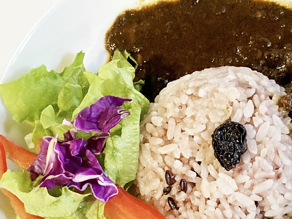 古代米カレー（あめ色玉ねぎチキンカレー）1320円