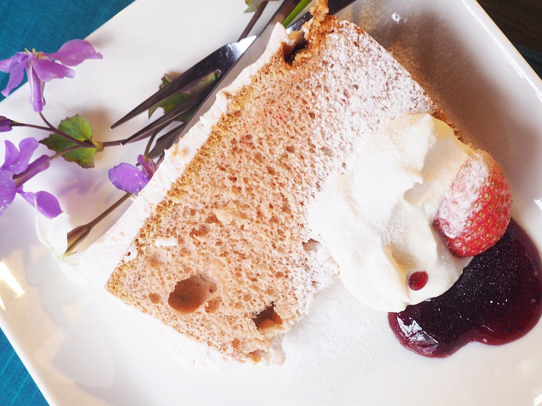 季節のシフォンケーキ（桜のシフォンケーキ、3月下旬〜4月上旬の一例）638円〜