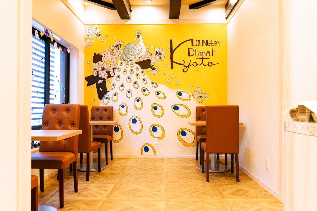 スリランカでよく見るクジャクと、日本の象徴・桜を組み合わせたアート