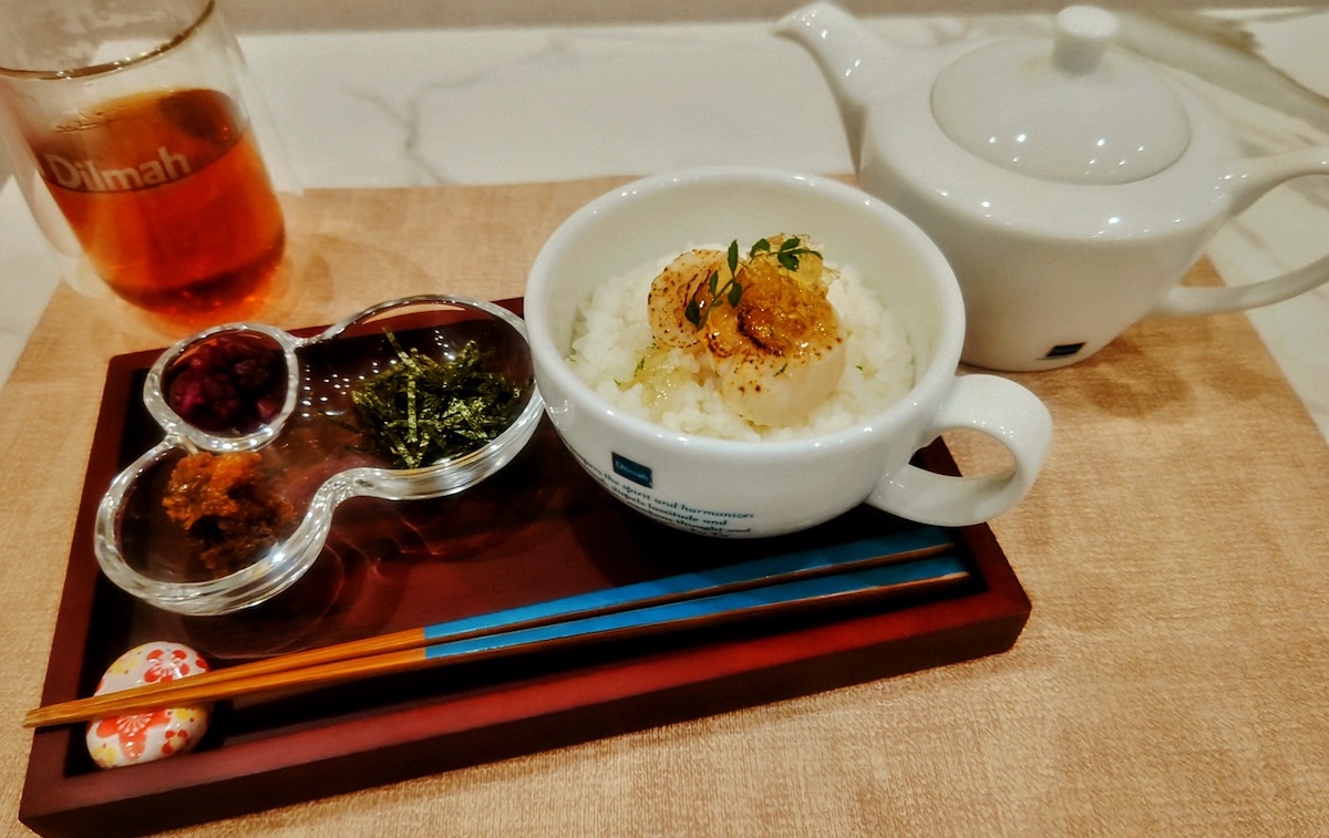 「炙りホタテのダージリン茶漬け」1700円／© tLOUNGE BY Dilmah KYOTO