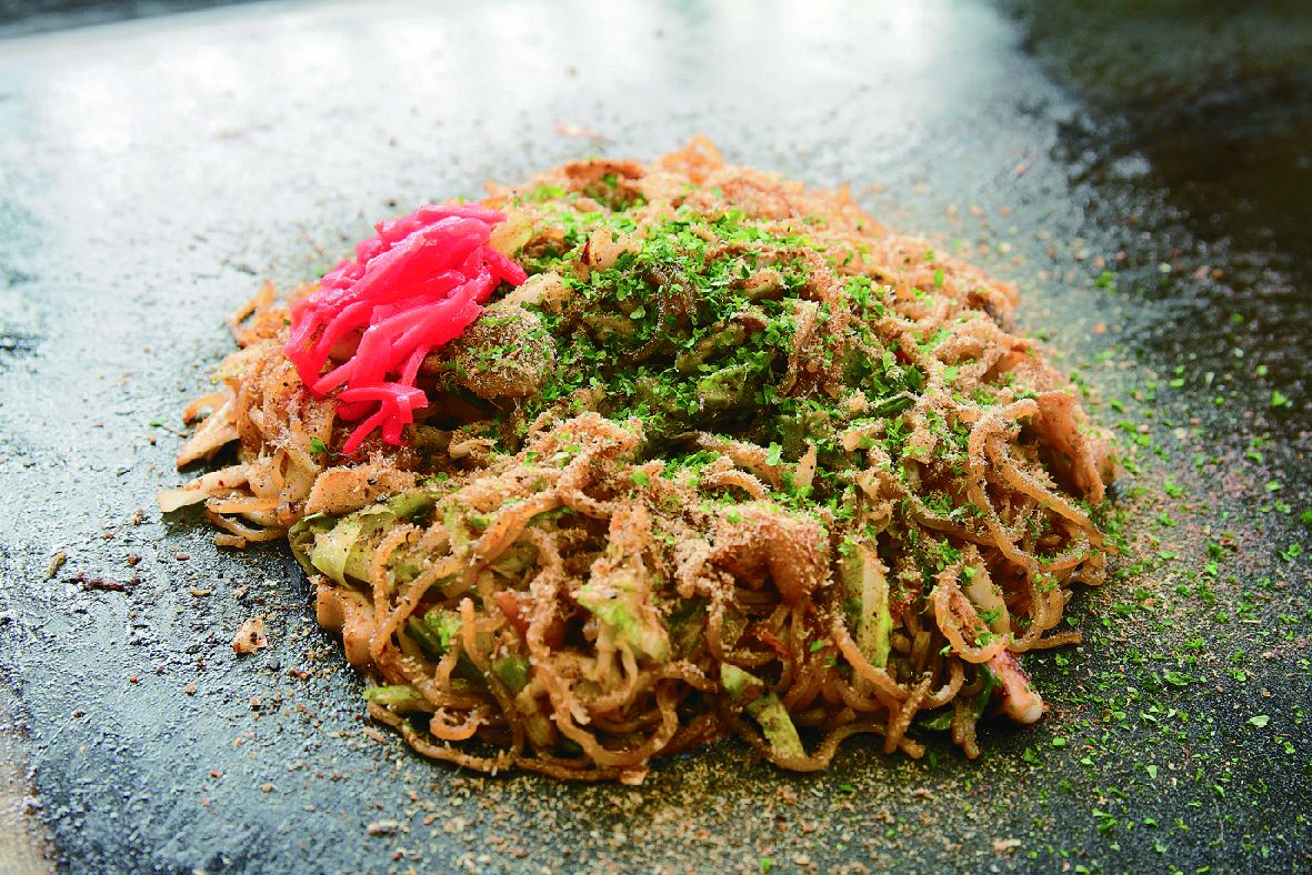 うるおい焼きそば980円。地粉を使った麺に、豚肉、エビ、イカなどが入る。麺の下にはトロトロの半熟玉子が隠れている