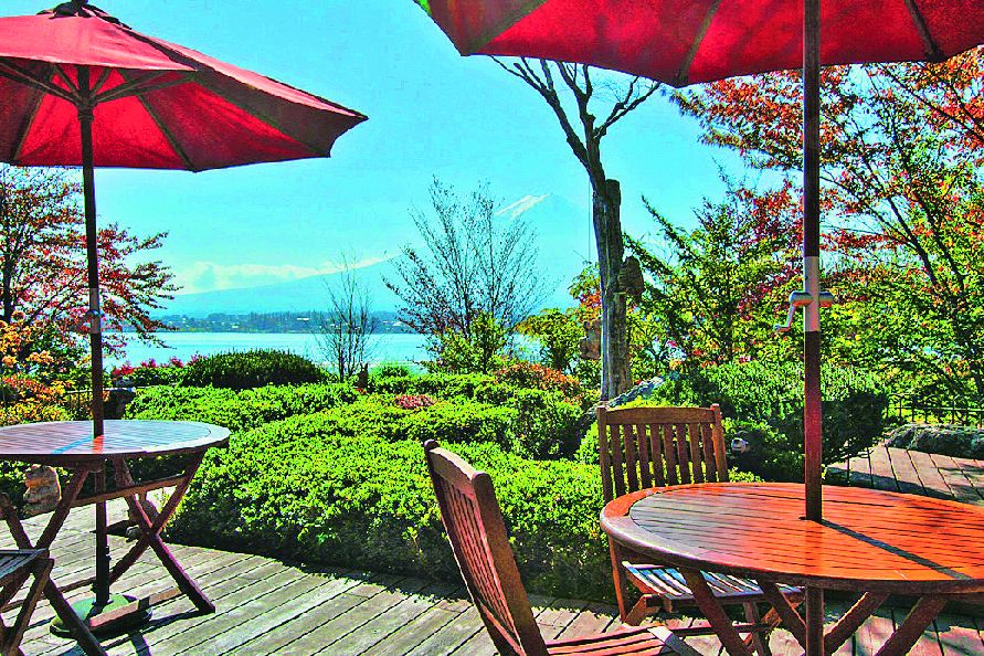 15席ほどあるテラス席は、河口湖と富士山の撮影スポット