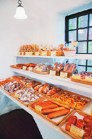 店内には焼きたてのパンの香りが漂う