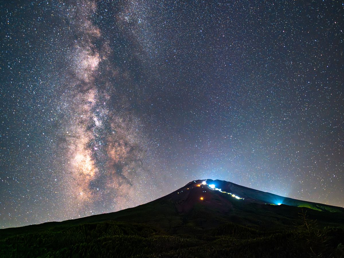 登山者の列と天の川は夏の富士山ならでは／ⓒRiki Tamura