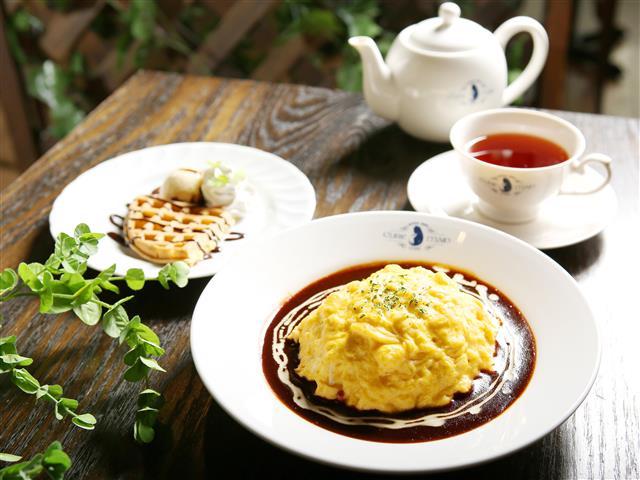 人気メニュー「オムライス（デミグラスソース）」と「スイーツプレート」