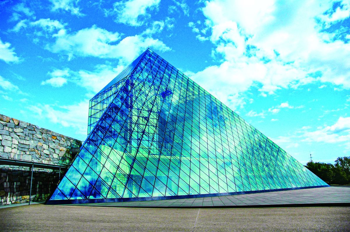 ガラスのピラミッド