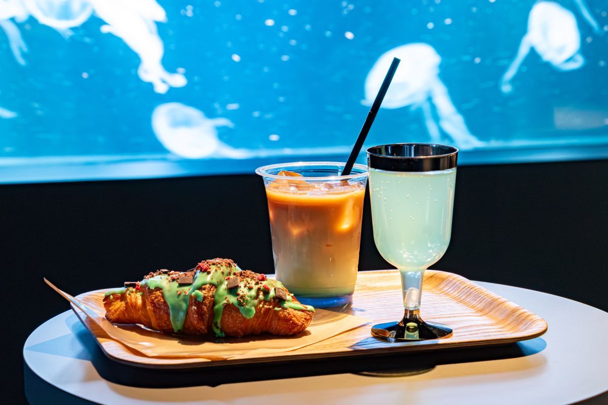 左から「チョコミント」490円、「AOAOカフェオレ」600円、「AOAOスパークリング」790円