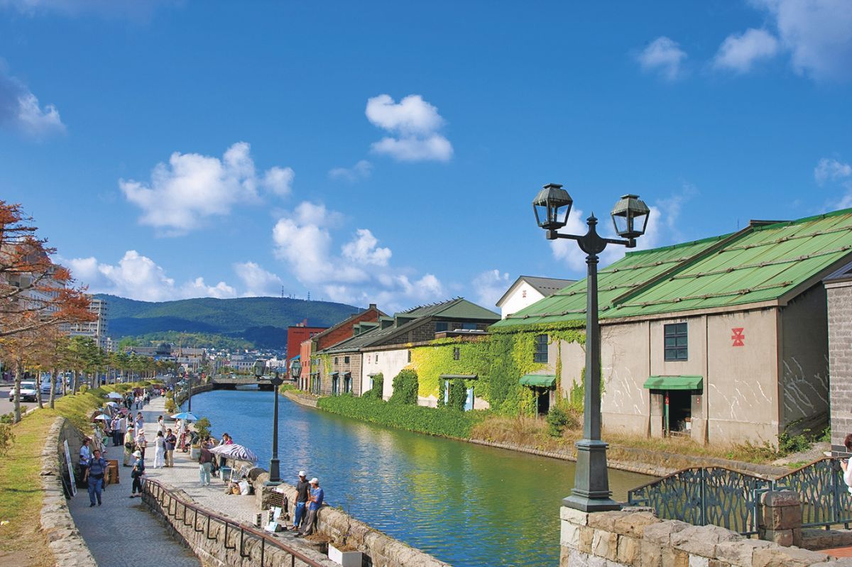 風情ある石造り倉庫が立ち並ぶ小樽運河