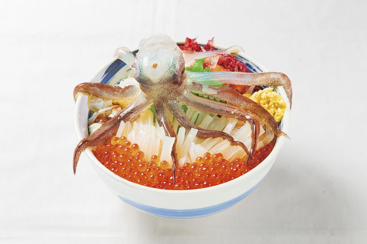 どんぶりの上でイカが踊る「一花亭たびじ」の「活いか踊り丼」2080円(時価)