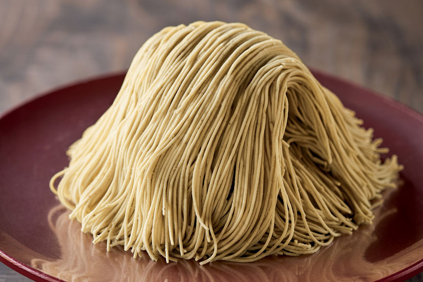 箸で持ち上げると、ほろりと崩れそうな繊細さ。「栗の点心 朱雀」2000円