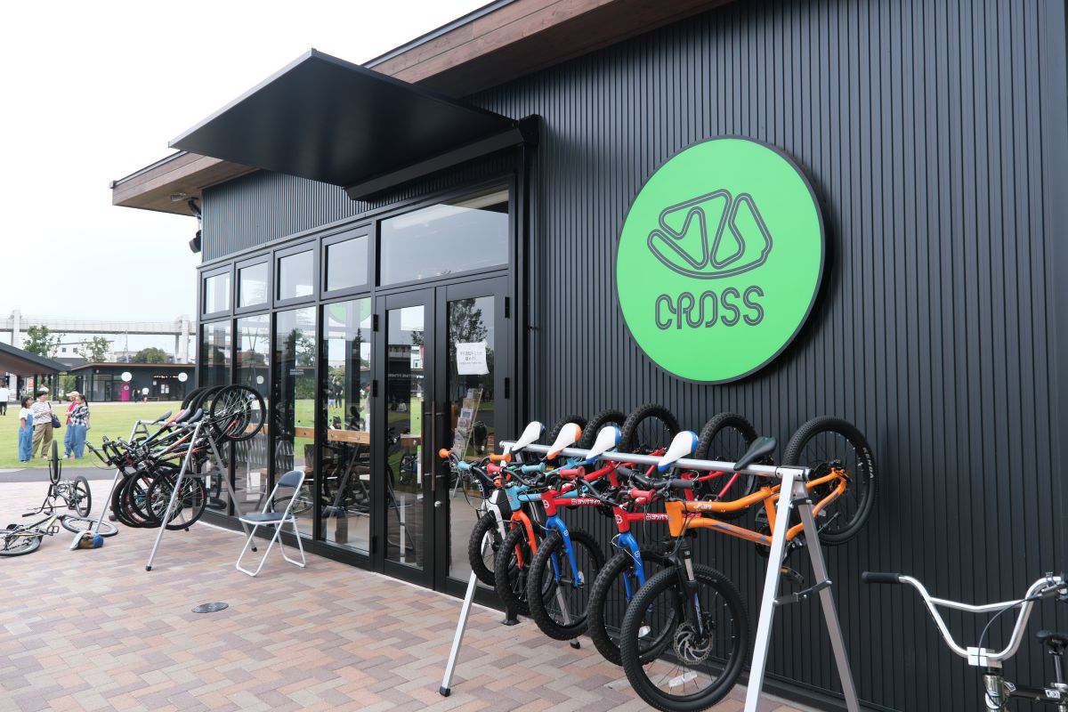 CROSSでは、利用受付やバイクレンタルを行う