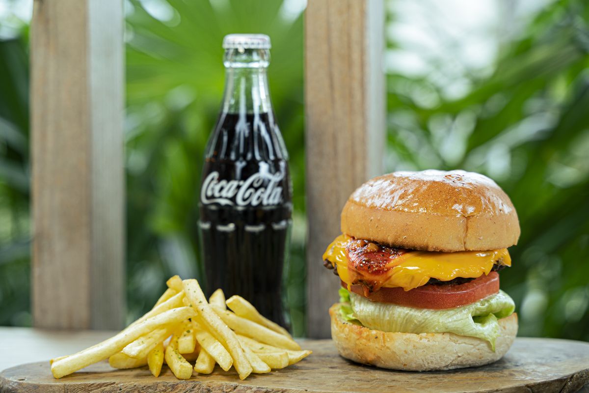 チーズバーガーコンボ1630円（単品は1200円）