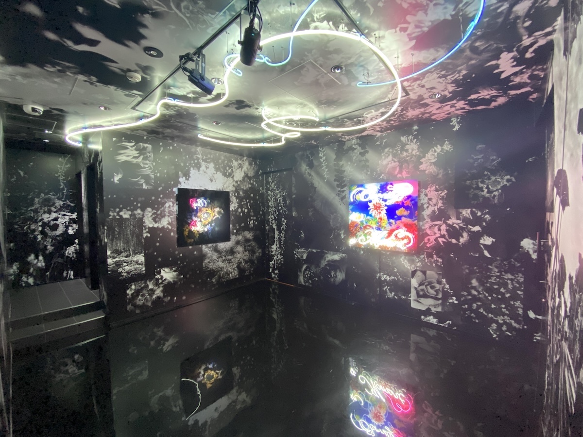 蜷川実花氏監修のエントランス