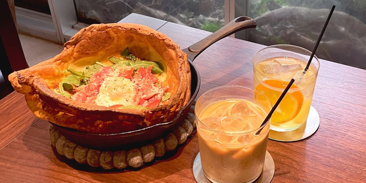 「ダッチベイビー 生ハムとブッラータチーズ」 Mサイズ 1800円、「Cafe Latte （カフェラテ）Iced」630円 、「Pain&Orange Vinegar（パイン&みかん ビネガー）」660円