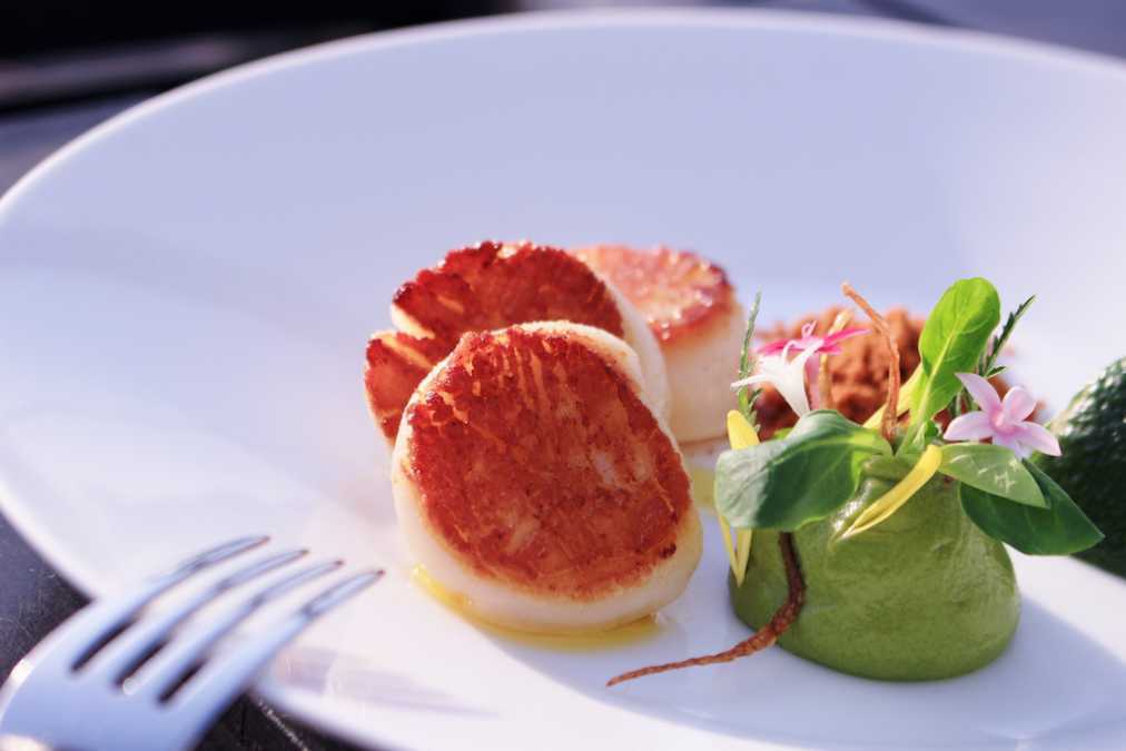 「三陸産ホタテの鉄板焼き」1800円（別途、サービス料10％）