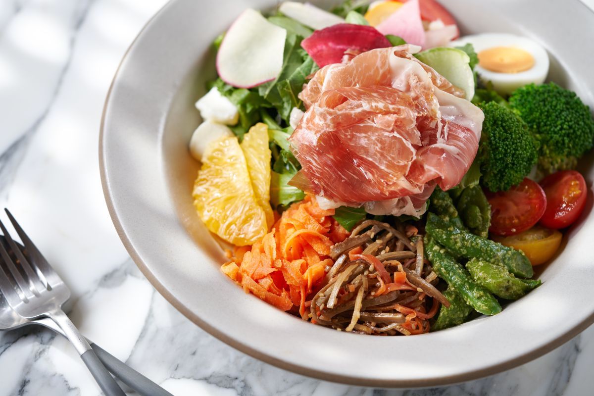 「DEKサラダ 生ハム添え」1800円