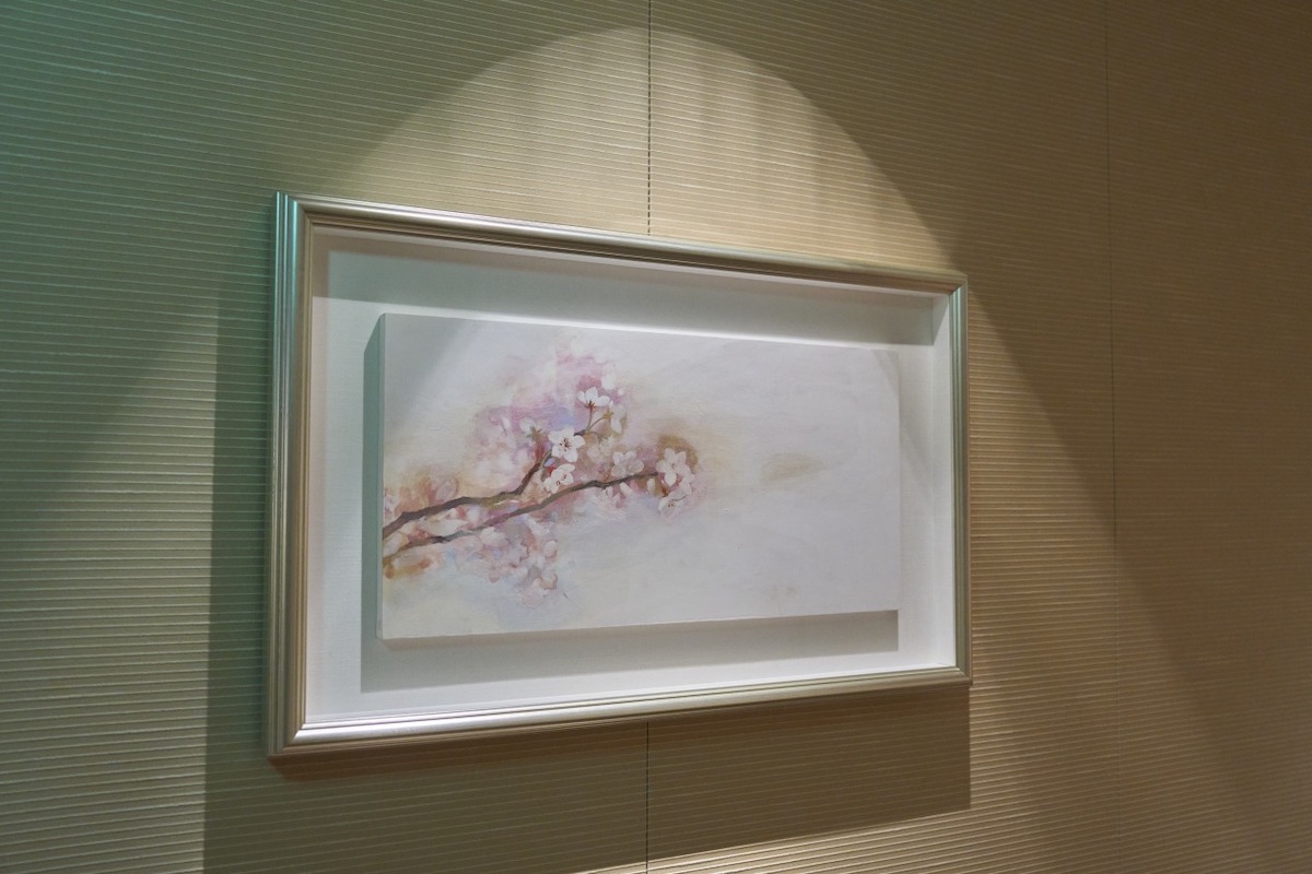 廊下の壁には、桜など植物をモチーフにした絵画を発見
