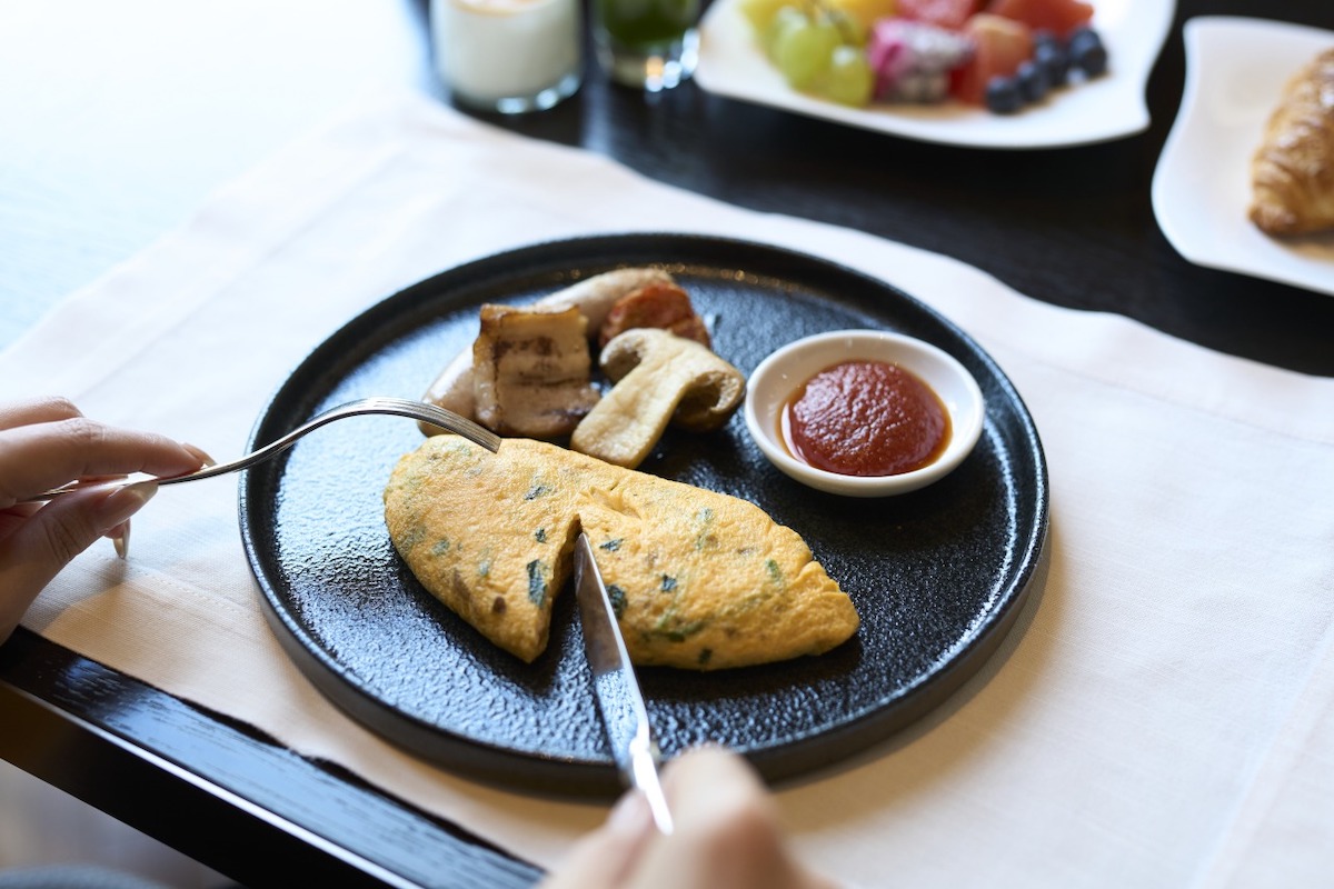 「エッグオムレツ」（ハム、マッシュルーム、ほうれん草、グラナパダーノ、玉ねぎ、ハーブから好みの具材を好きなだけチョイス）