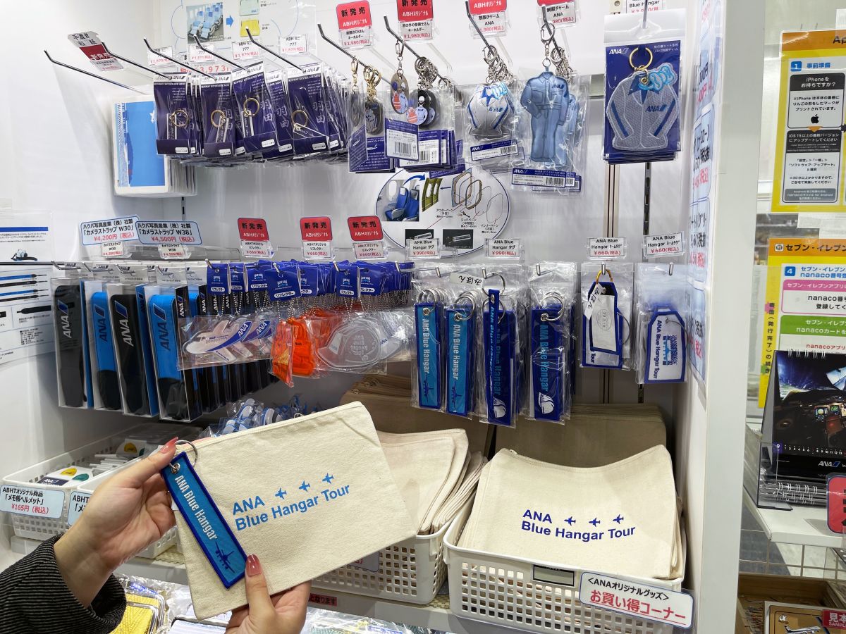 （写真左から）「ANA Blue Hanger タグ」990円、「ANA Blue Hanger コットンポーチ」385円