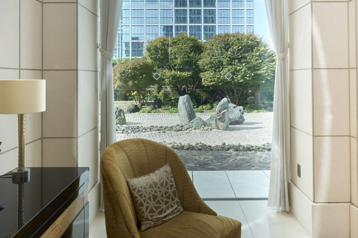 ロビーからは日本庭園「天空の庭」が眺められる