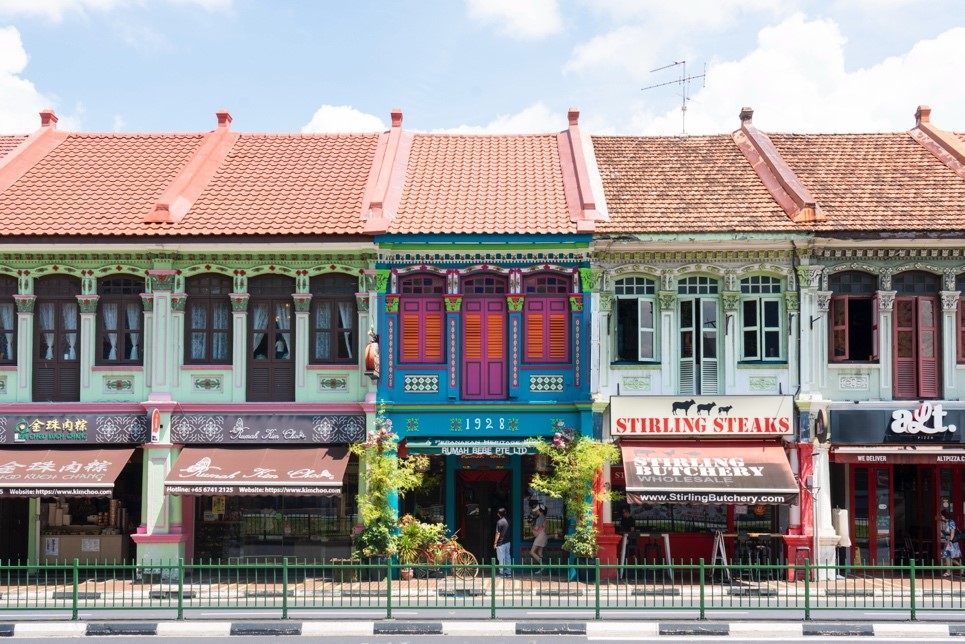 真ん中のブルーのショップハウスが「ルマー・ビビ」