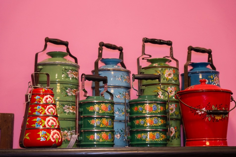 写真手前左から、S＄100（赤）、S＄55（緑の2つ）、S＄200（赤いバケツ）、写真奥S＄450（緑の2つ）、S＄400（青の2つ）