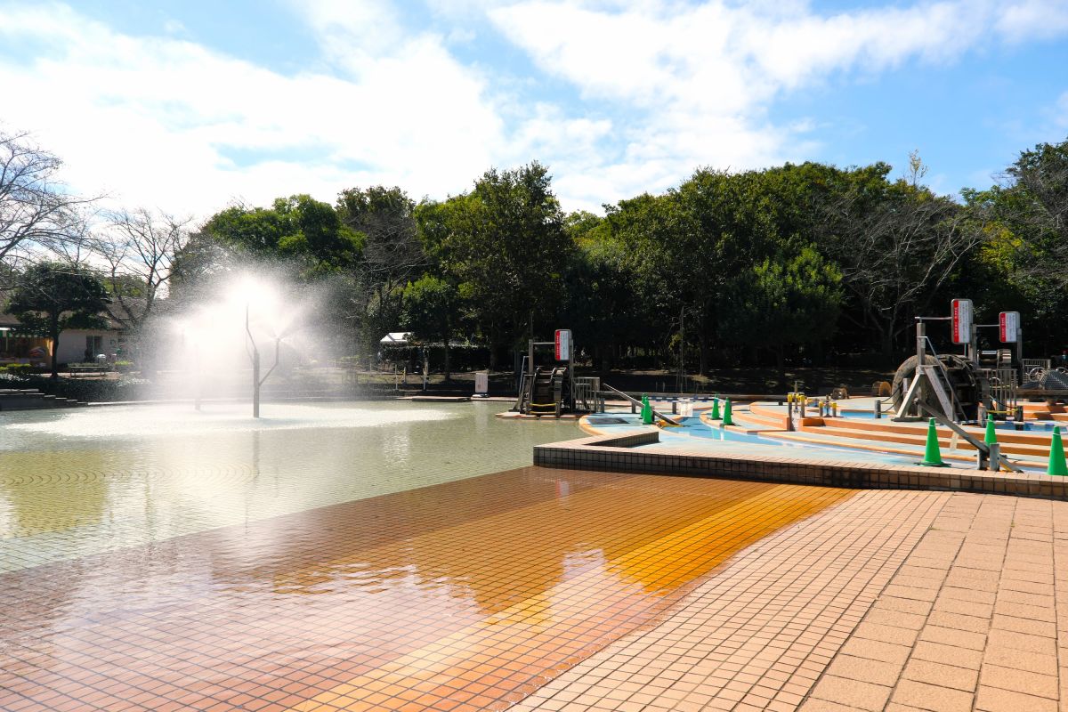 にじの池（左）とアルキメデスの泉（右）