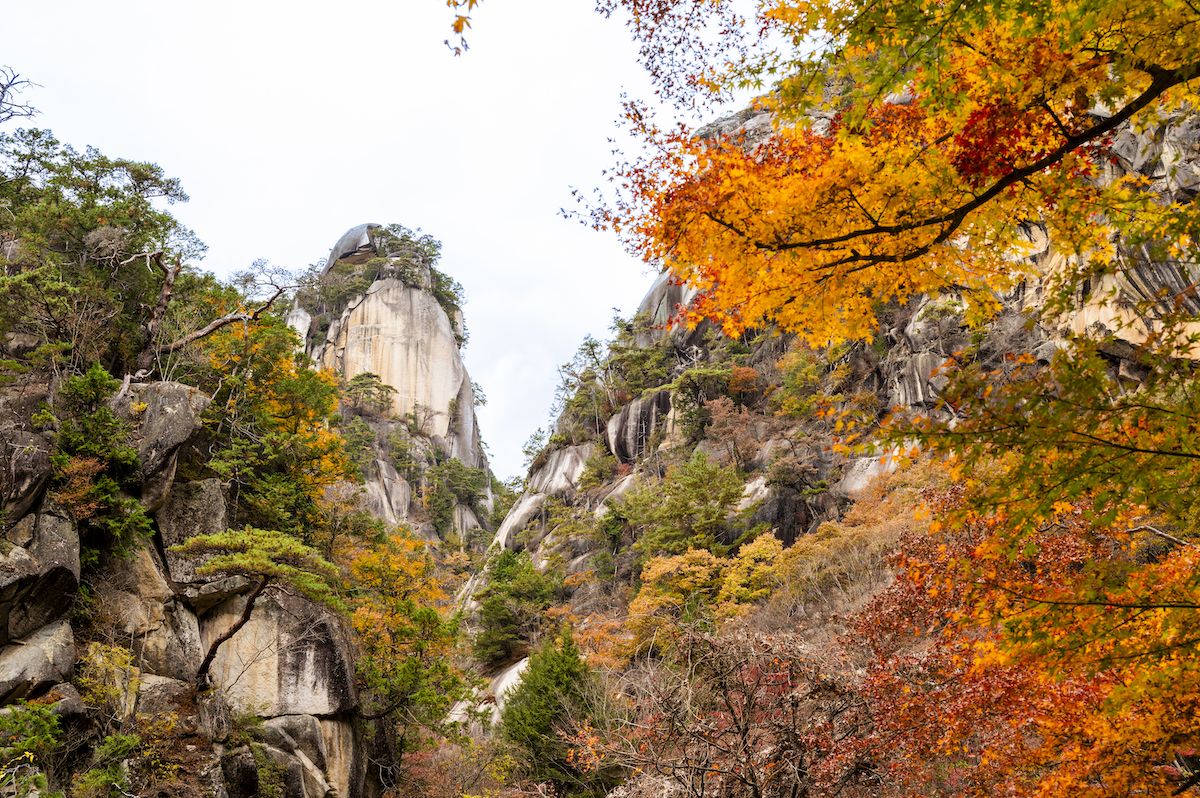 写真中央にある奇岩は、昇仙峡のシンボルの一つである「覚円峰」