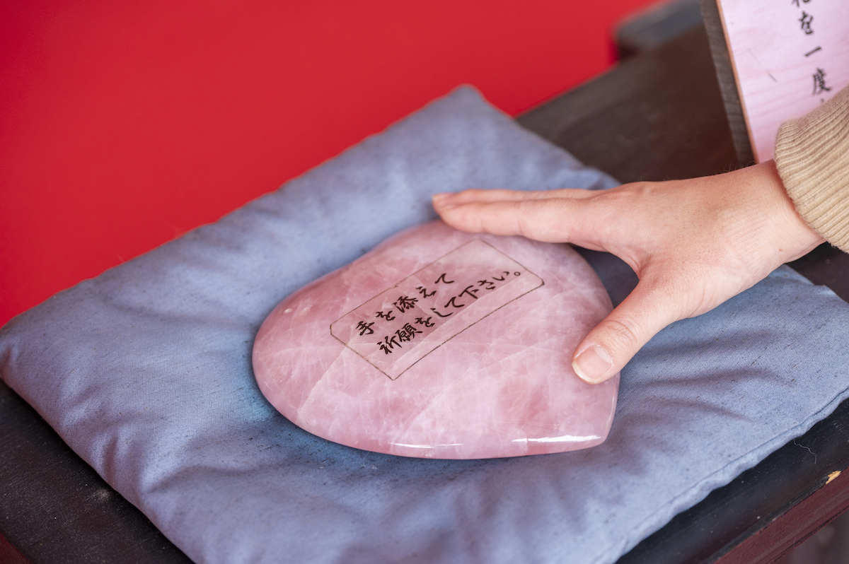 社務所には、ハート型の可愛らしい水晶も。これに手を添えてお願い事をすると、ご利益が期待できるのだとか！