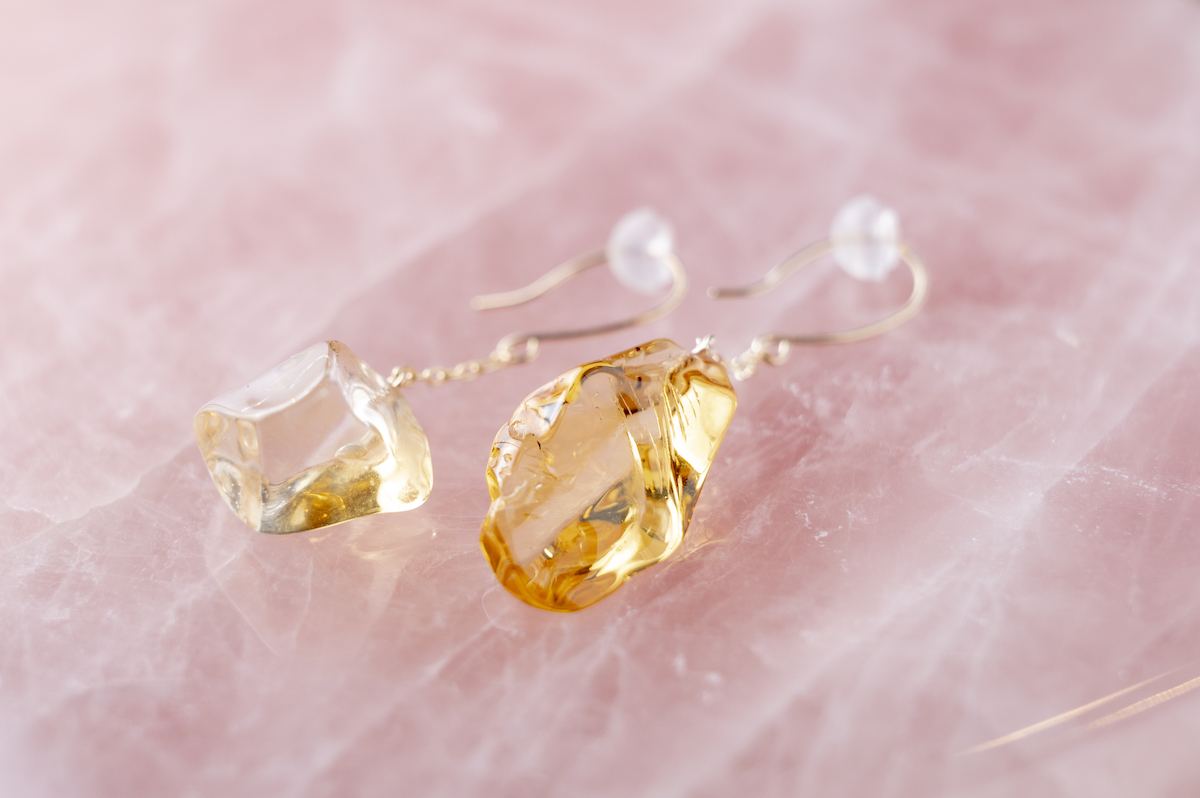 人気商品の一である「光の種ピアス」8800円