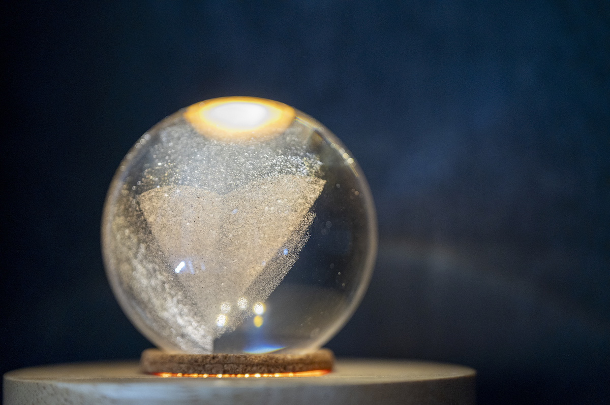 長い年月をかけて成長する水晶。写真の水晶に入っているいくつもの線は、「成長線」と呼ばれるもの