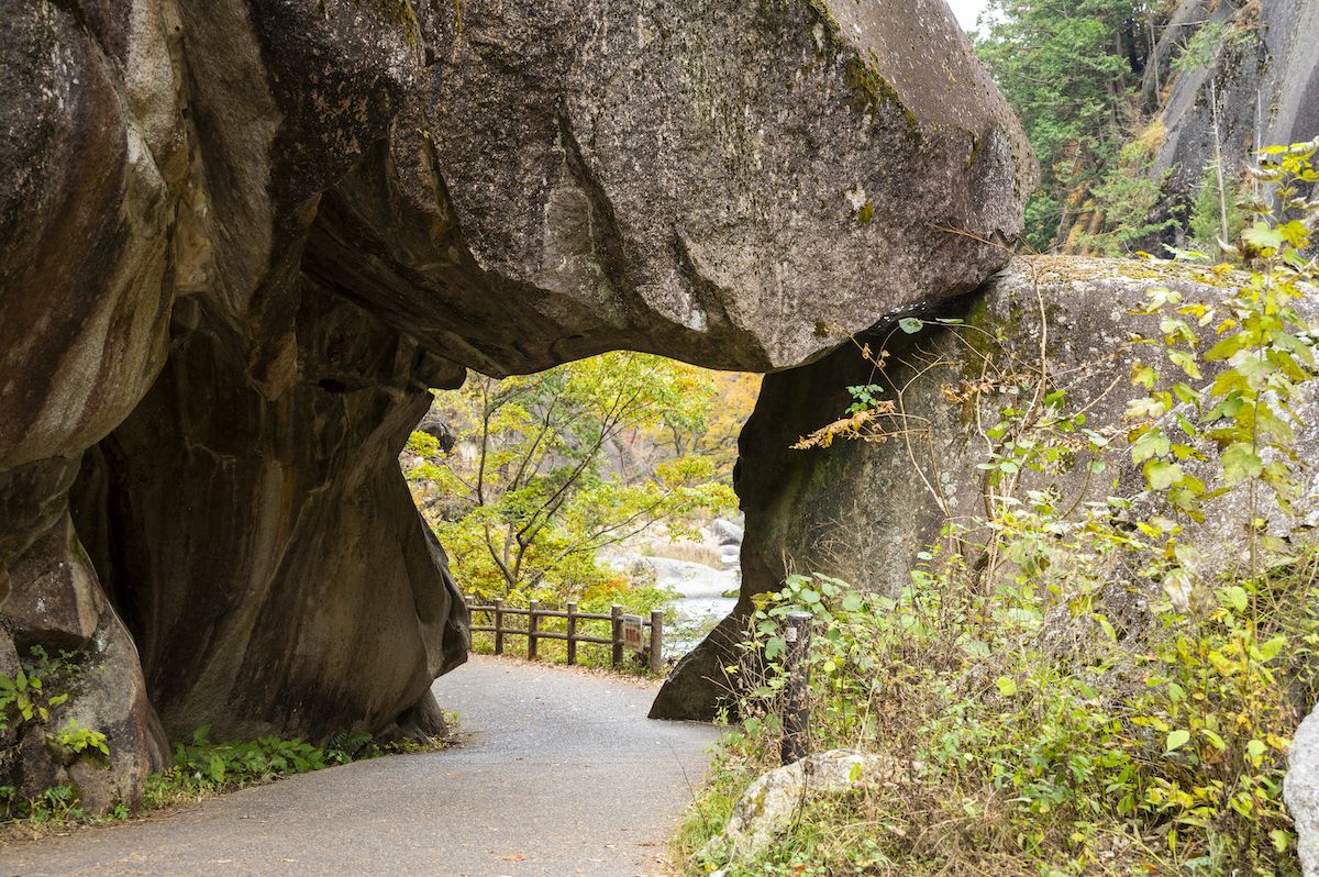 巨大な花崗岩で形成された天然のアーチ「石門（いしもん）」